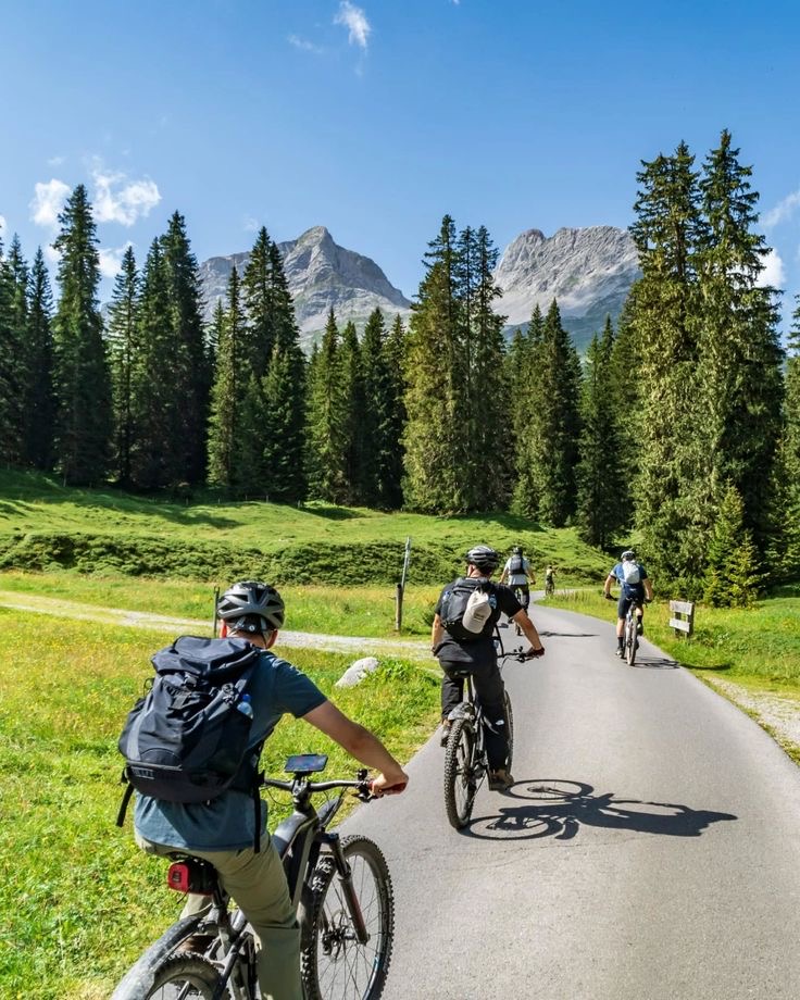 Radfahrer auf einer geführten Radreise vor Bergpanorama